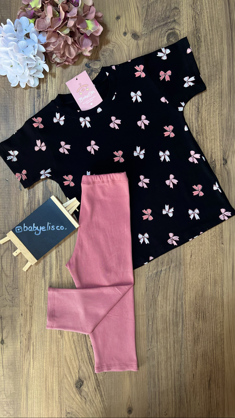 Siyah üzerine pembe fiyonk desenli t-shirt kaprili takım