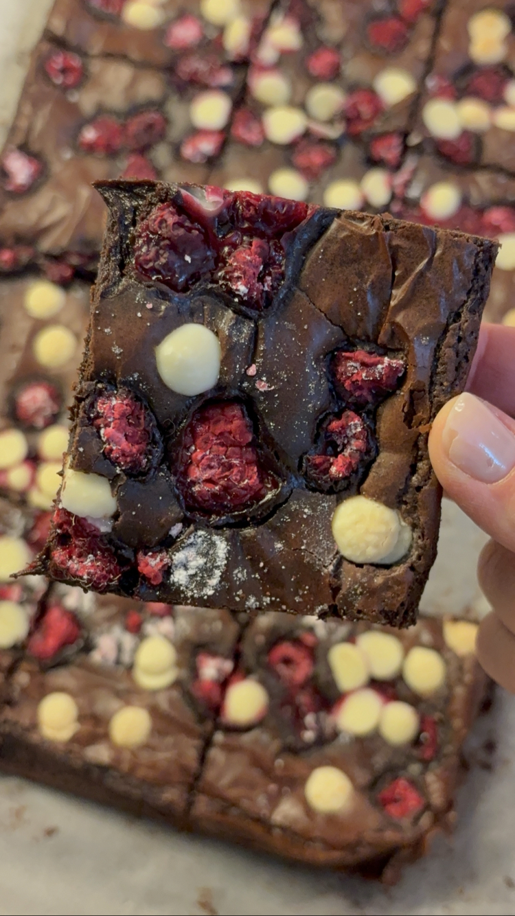 Vişne/ Beyaz Çiko Brownie