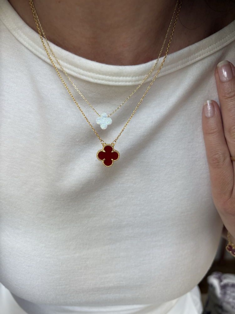 Marka logo yazılı bordo yonca kolye 