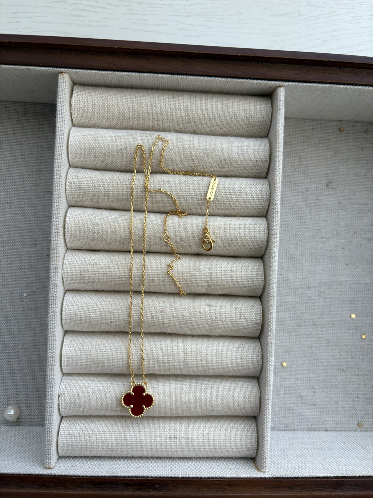 Marka logo yazılı bordo yonca kolye 
