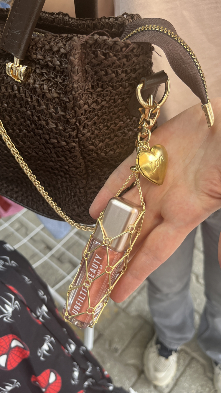 Lip gloss charm 