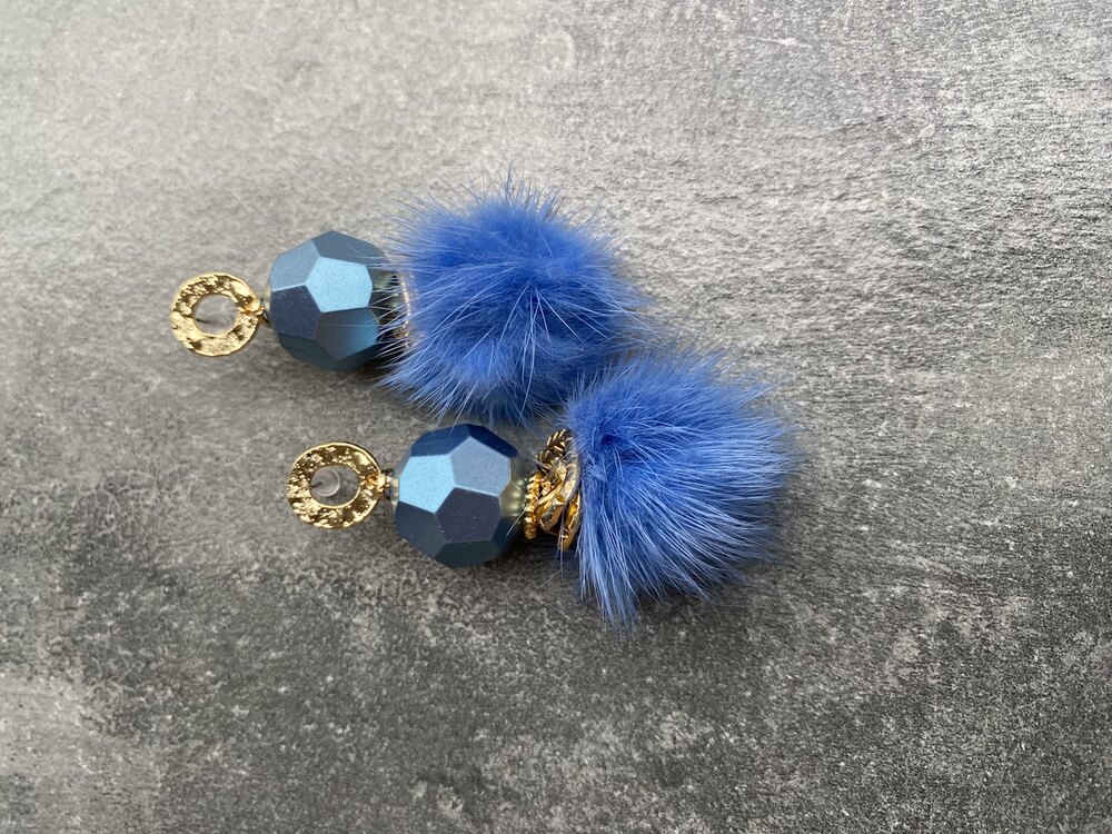 Metallic Blue Fur Küpeler
