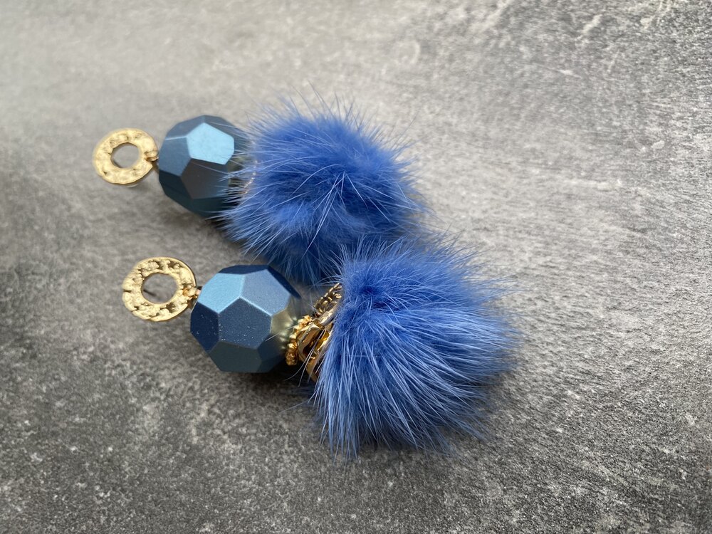 Metallic Blue Fur Küpeler