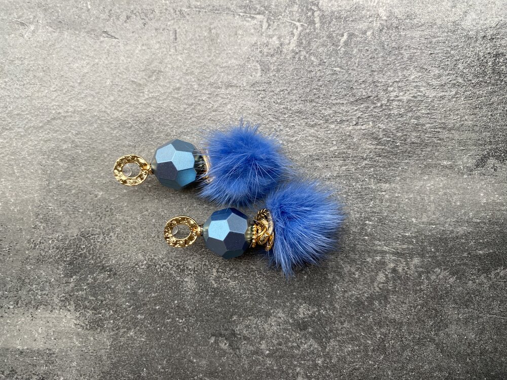 Metallic Blue Fur Küpeler