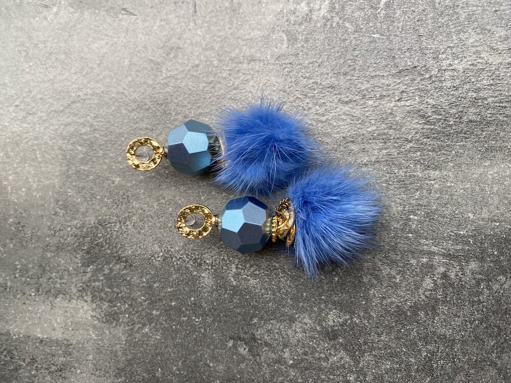 Metallic Blue Fur Küpeler