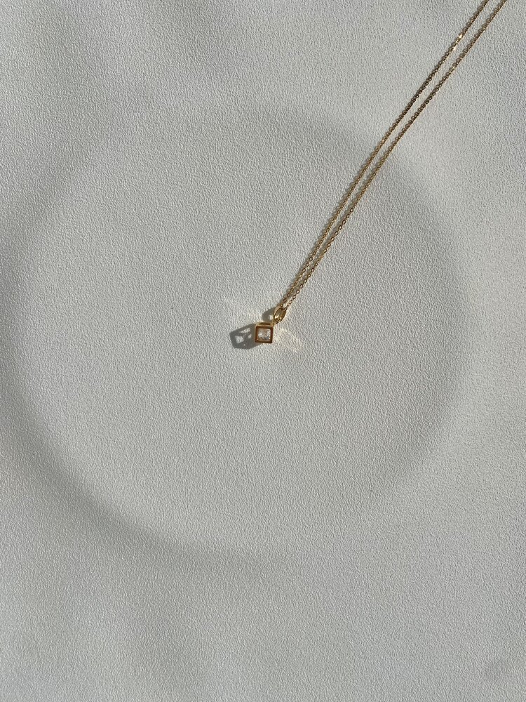 Üç Boyutlu Taşlı Küp Gold Çelik Kolye