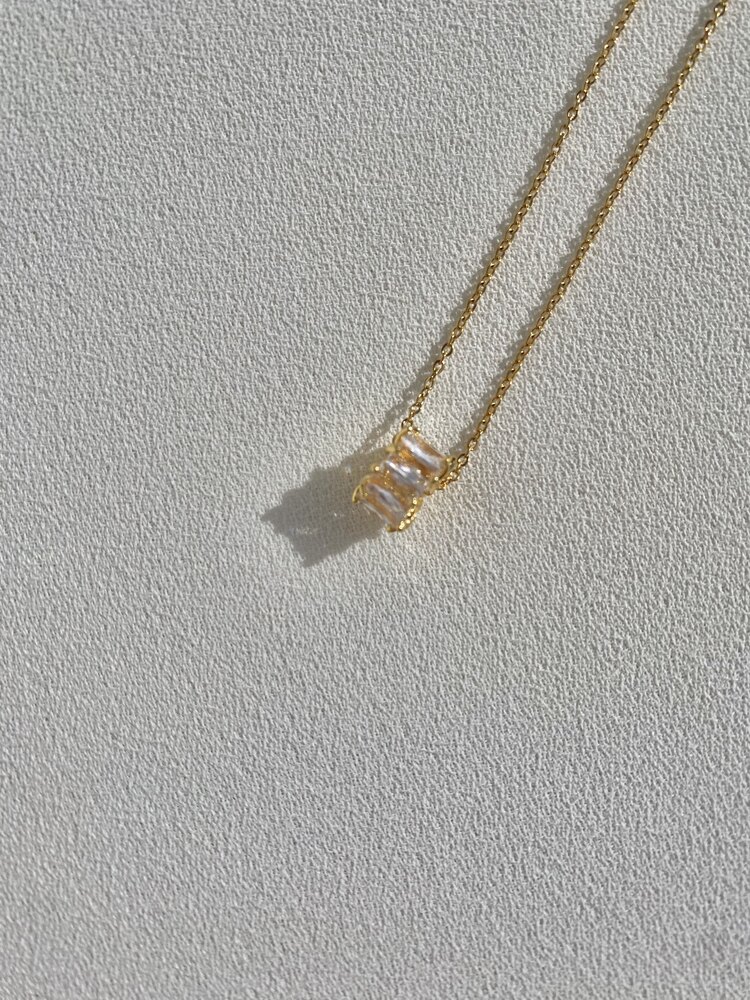Baget Taşlı Silindir Gold Çelik Kolye