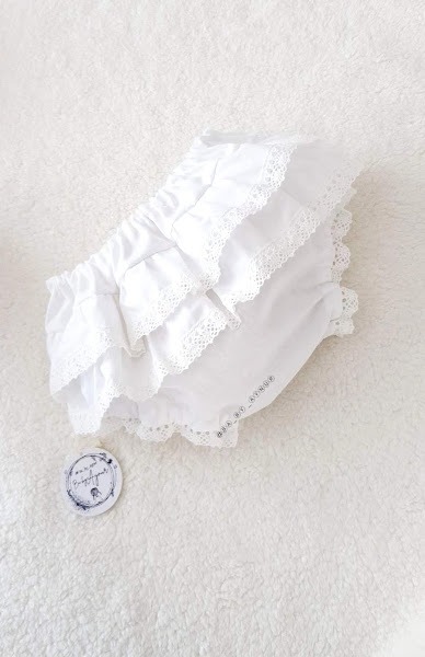 Arkası fırfırlı dantelli beyaz bloomer