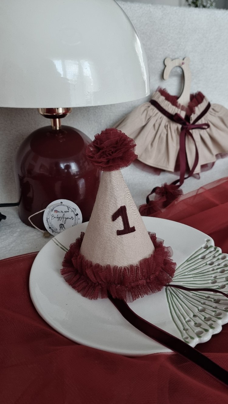 Bordo krem yaka ve party şapkası