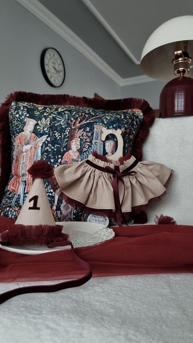 Bordo krem yaka ve party şapkası