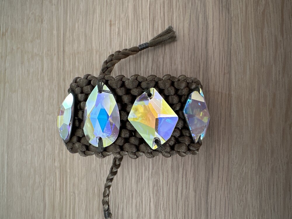 156 el yapıımı haki yeşil Swarovski taşlı bileklik 18 cm