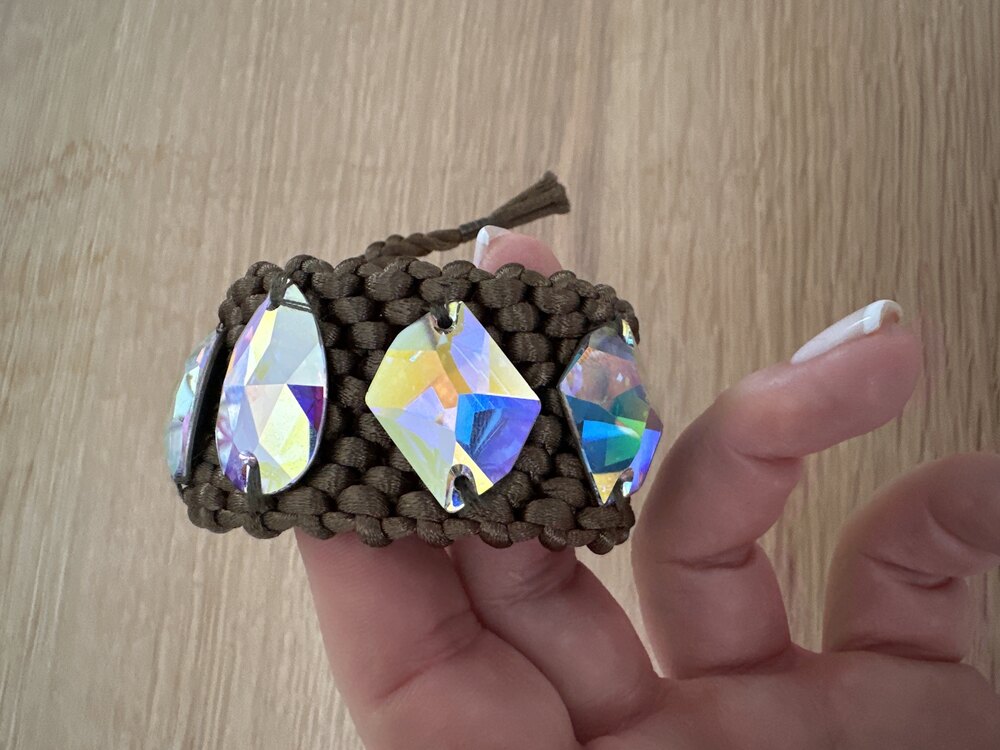 156 el yapıımı haki yeşil Swarovski taşlı bileklik 18 cm