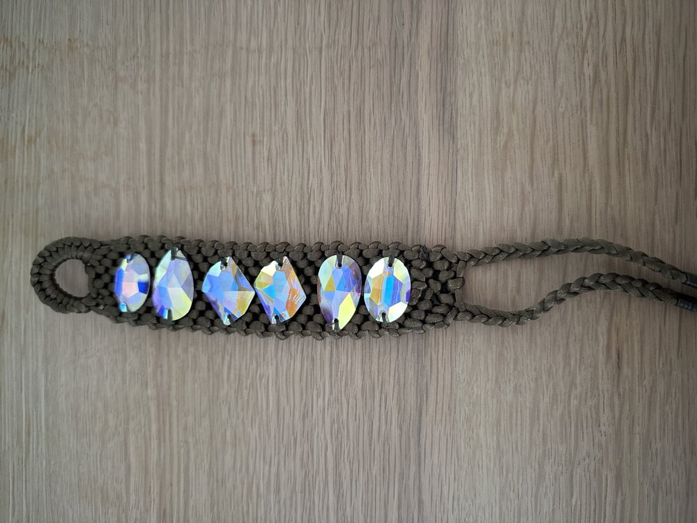 156 el yapıımı haki yeşil Swarovski taşlı bileklik 18 cm