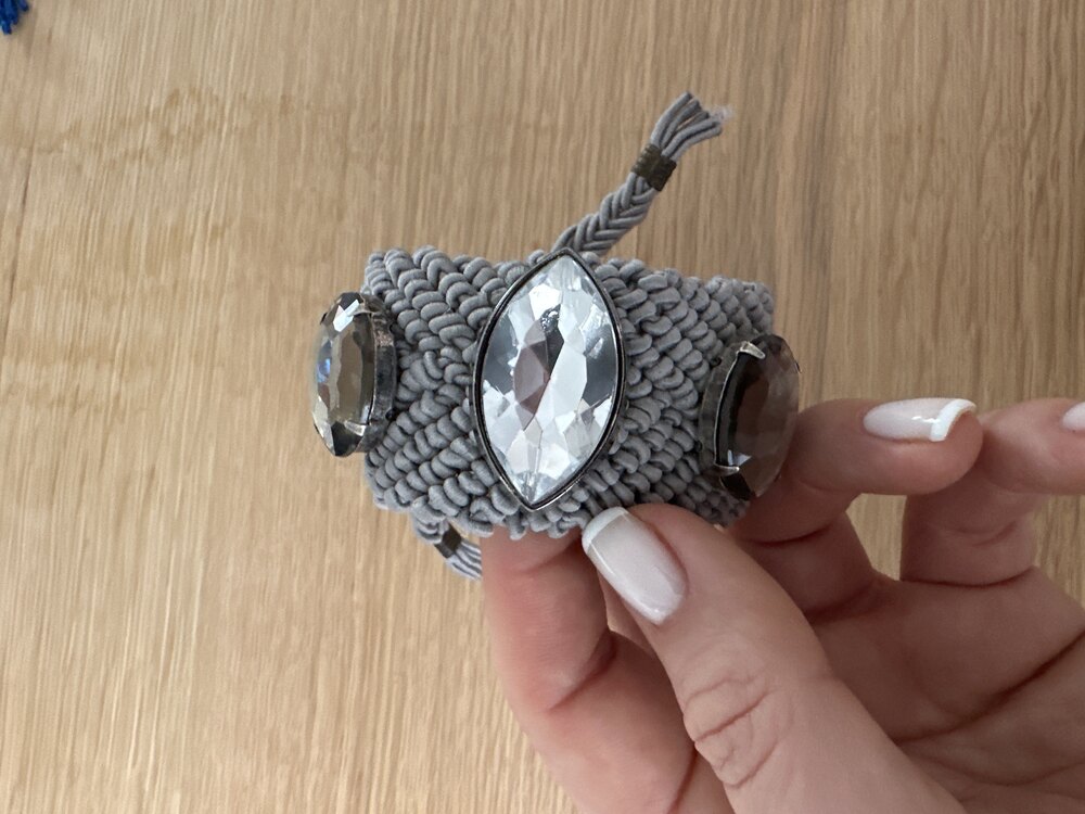 159 gri el yapımı örgü Swarovski taşlı bileklik