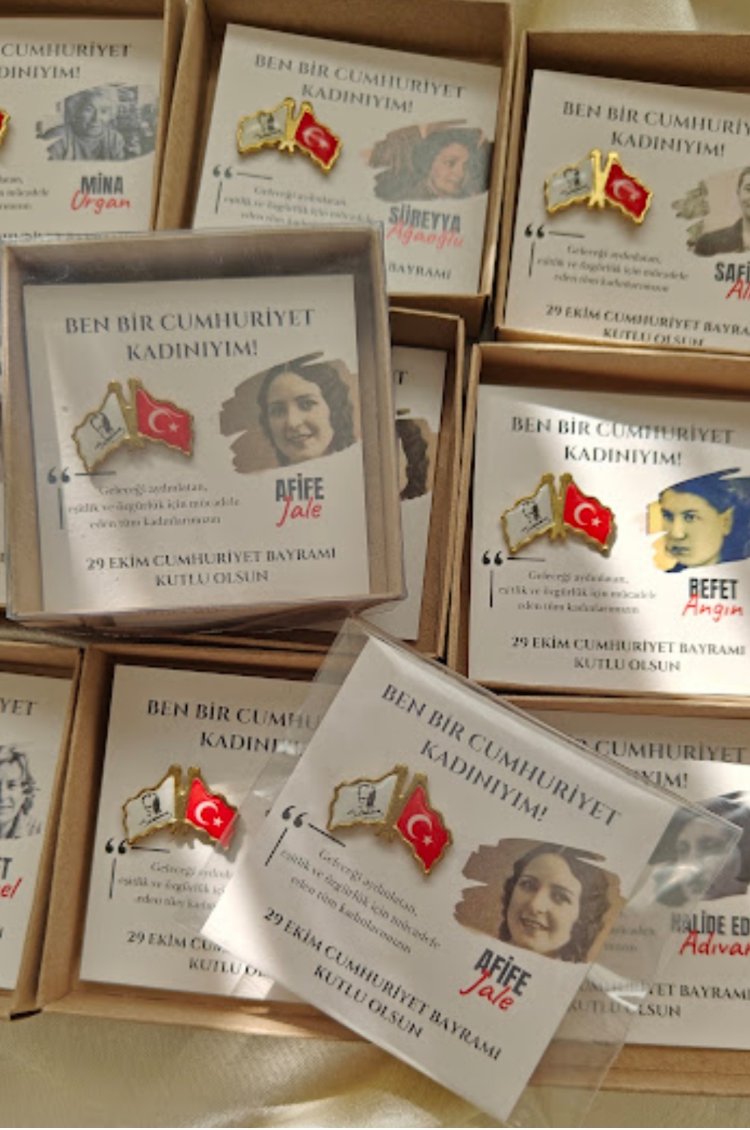 Cumhuriyet Kadınları Rozet