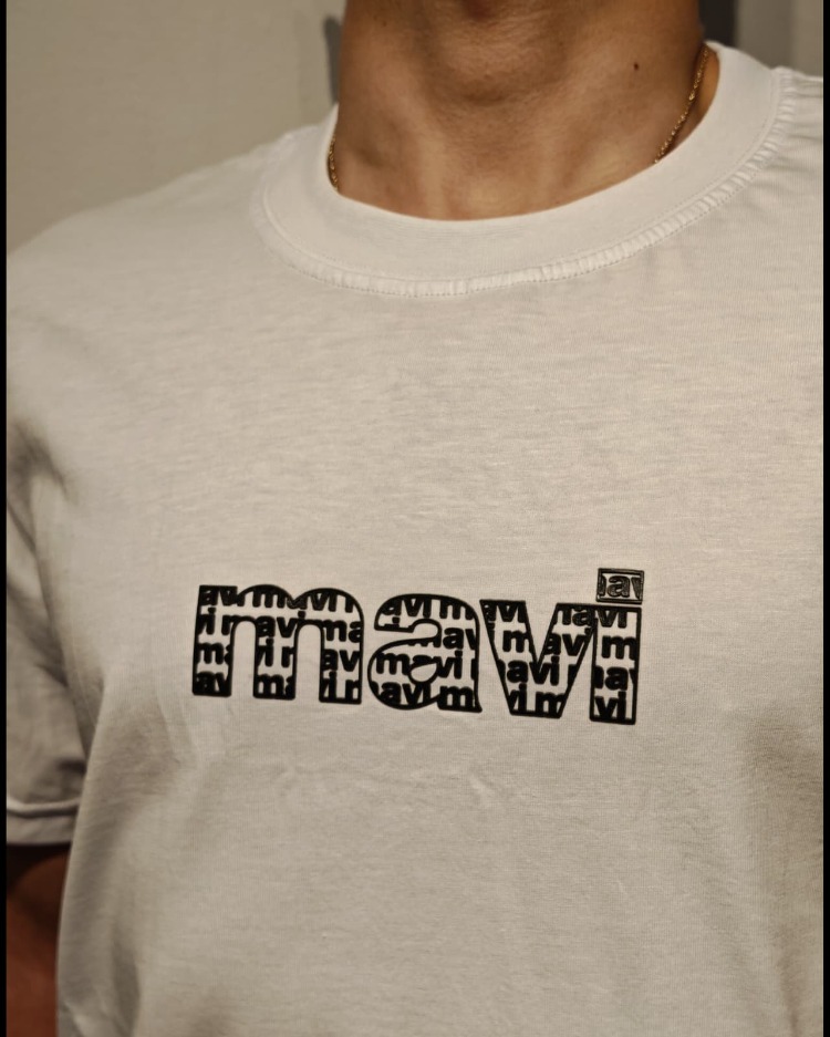 Mavi Tişört-Beyaz