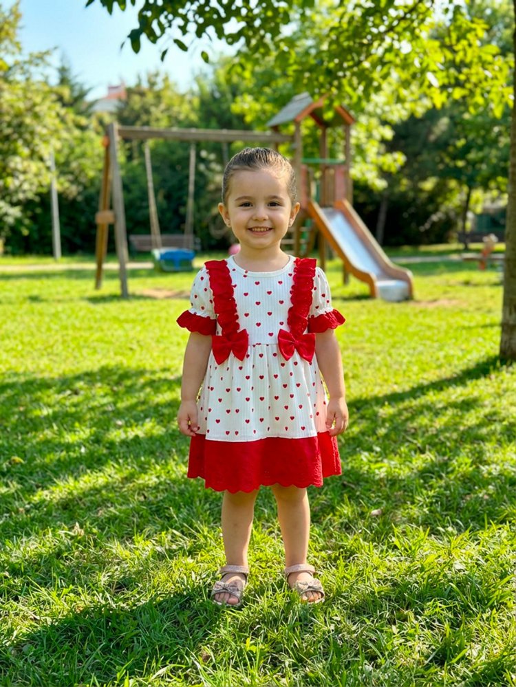 Kırmızı puantiyeli Elbise
