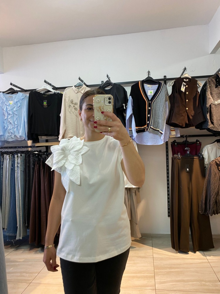 Beyaz, büyük çiçek detay tshirt