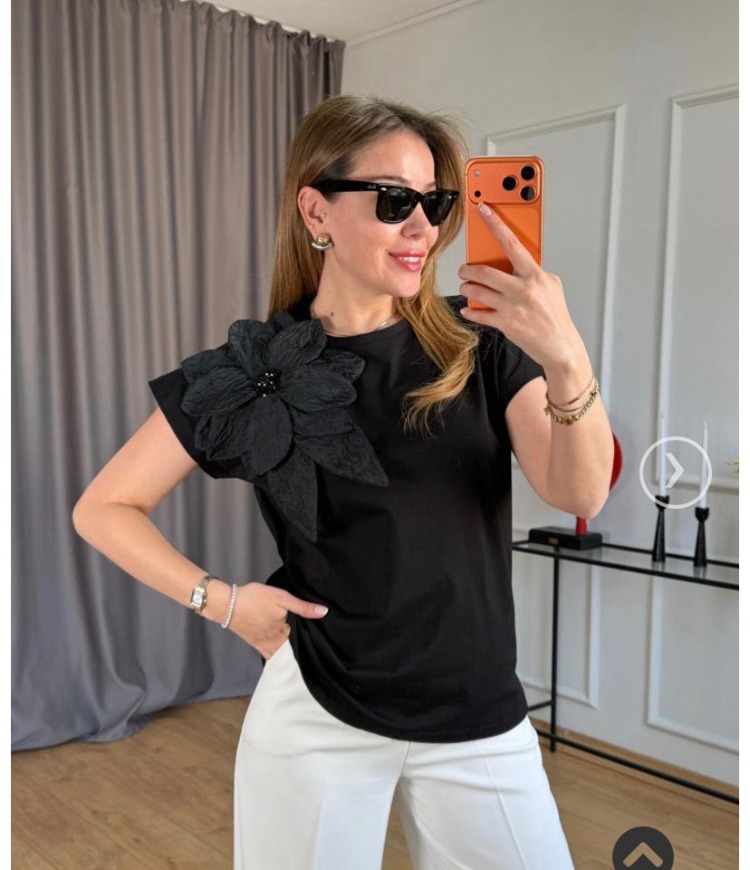 Siyah, büyük çiçek detay tshirt