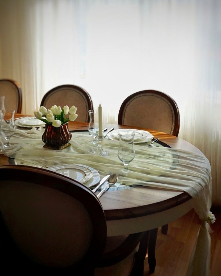 Pastel Sarı Şifon Runner - Bahar Konseptli Sofralar & Modern Davetler İçin Masa Örtüsü