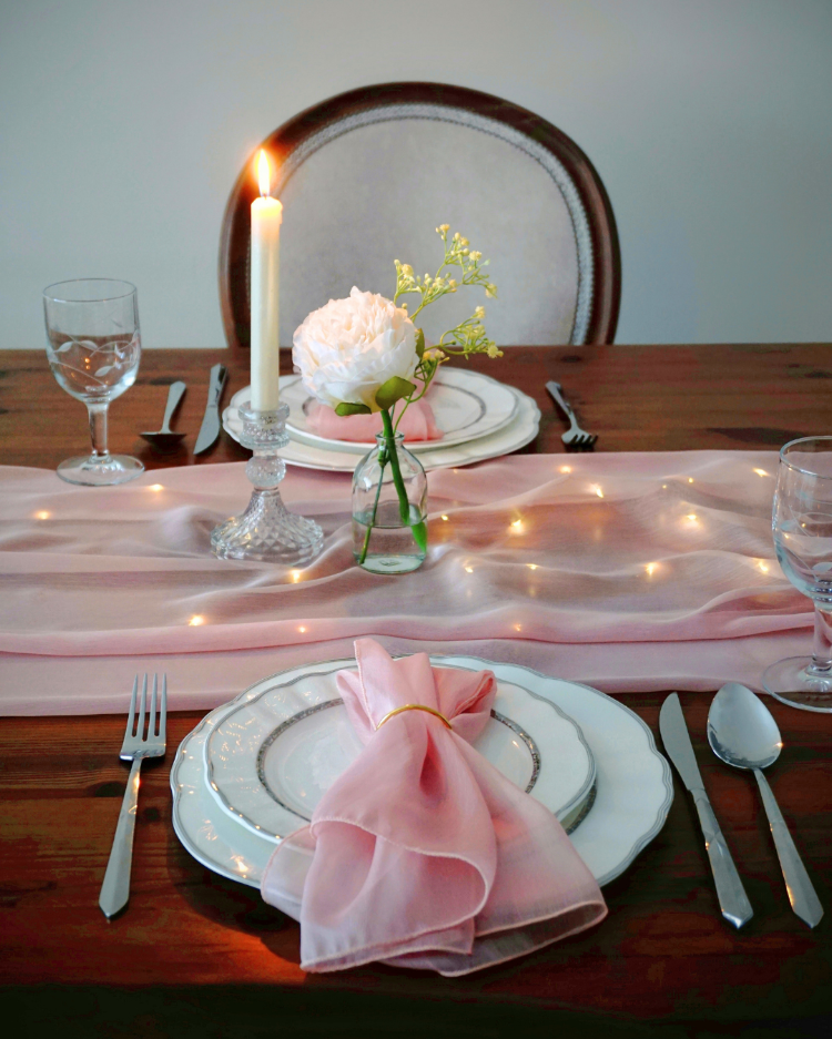 Romantik Masal: Sevgiliye Romantik Masa Süsleme & Pudra Pembe Runner Seti (2 Kişilik)