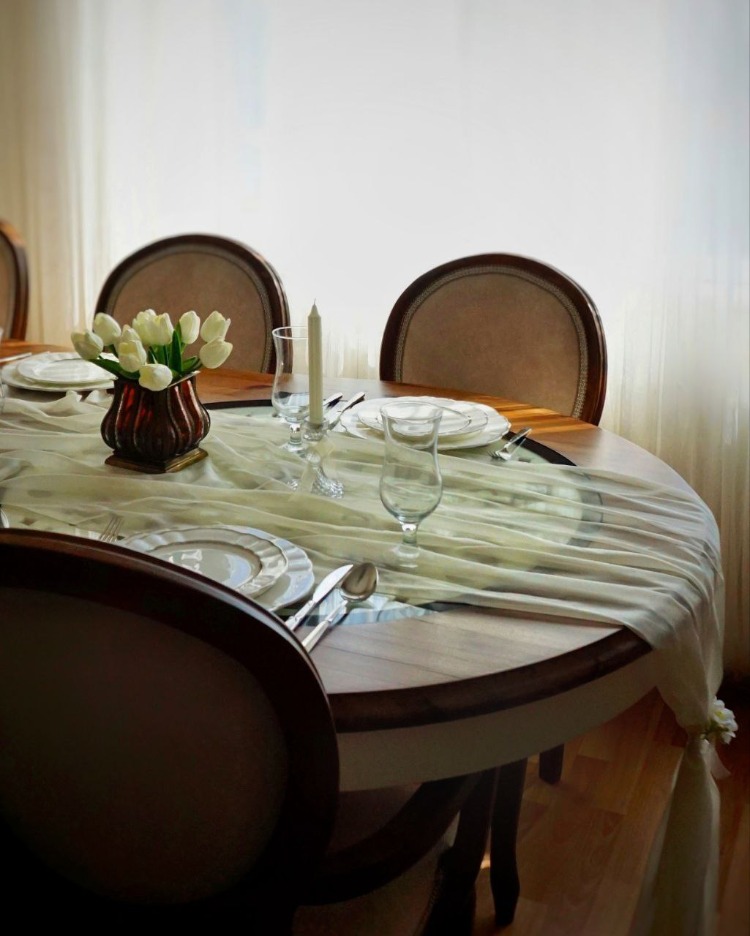 Pastel Sarı Şifon Runner - Bahar Konseptli Sofralar & Modern Davetler İçin Masa Örtüsü
