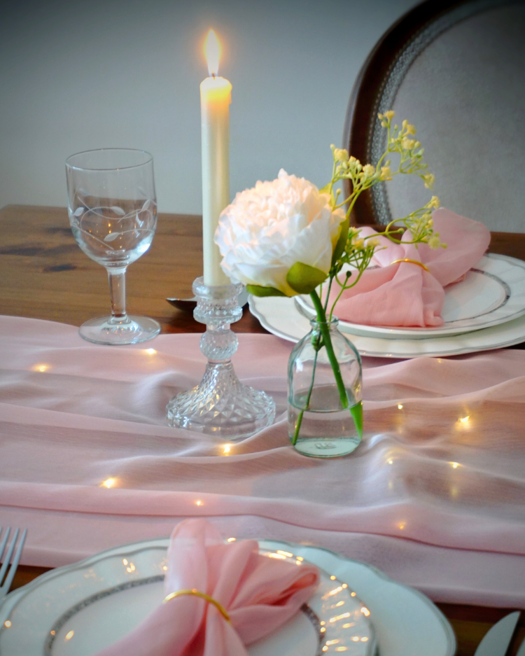 Romantik Masal: Sevgiliye Romantik Masa Süsleme & Pudra Pembe Runner Seti (2 Kişilik)