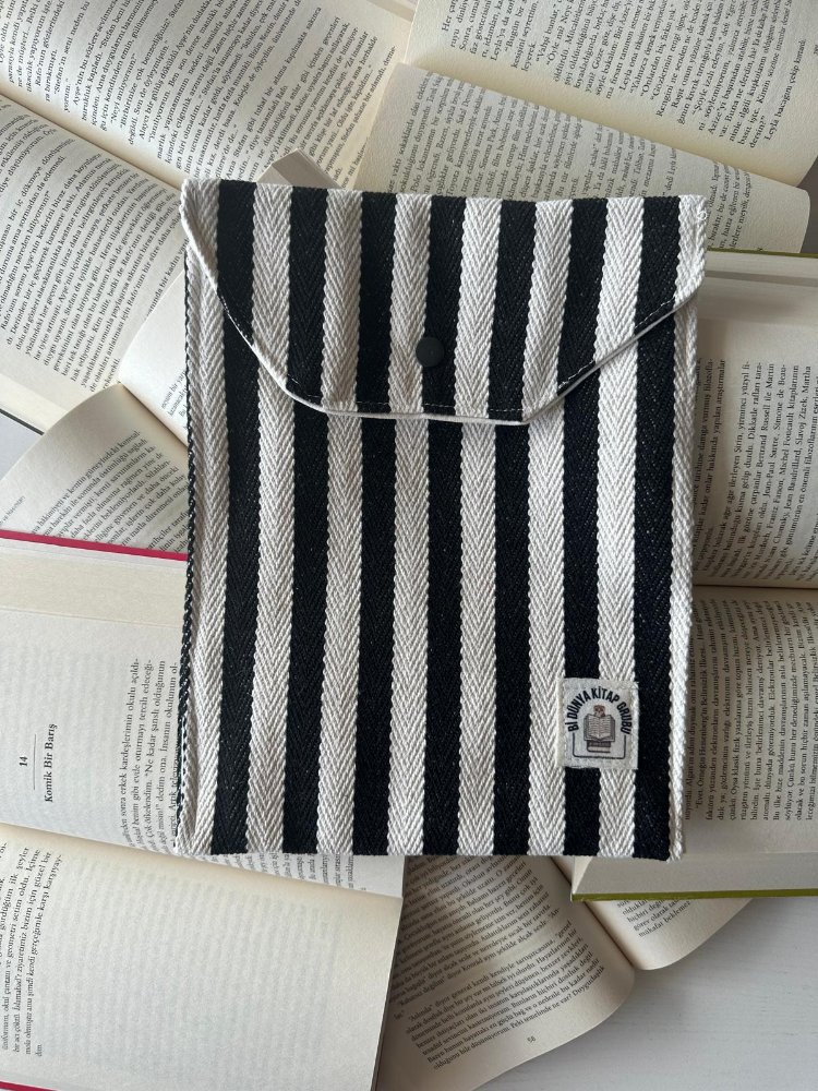 Bi Dünya Çizgi Kitap Kılıfı 