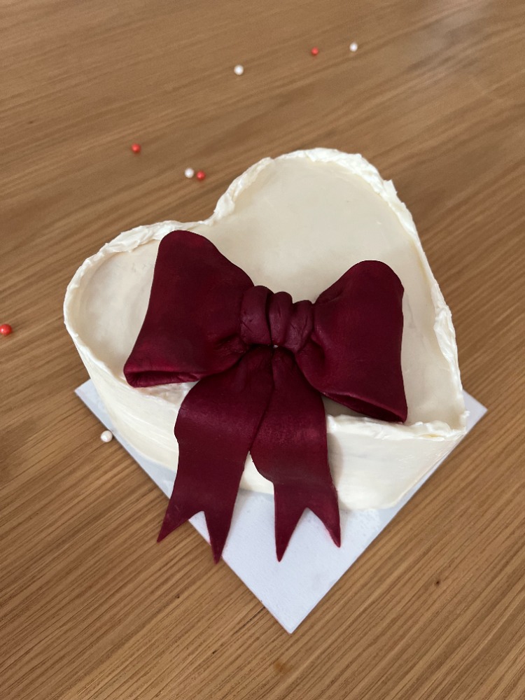 No.1 Deep Burgundy Ribbon Fondant Cake (Kurdele Süslemeli Kalp Pasta) 