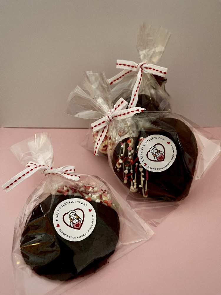 Burgundy Cookie (Cacao & White Chocolate)