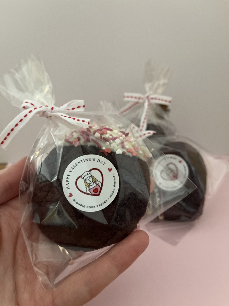 Burgundy Cookie (Cacao & White Chocolate)