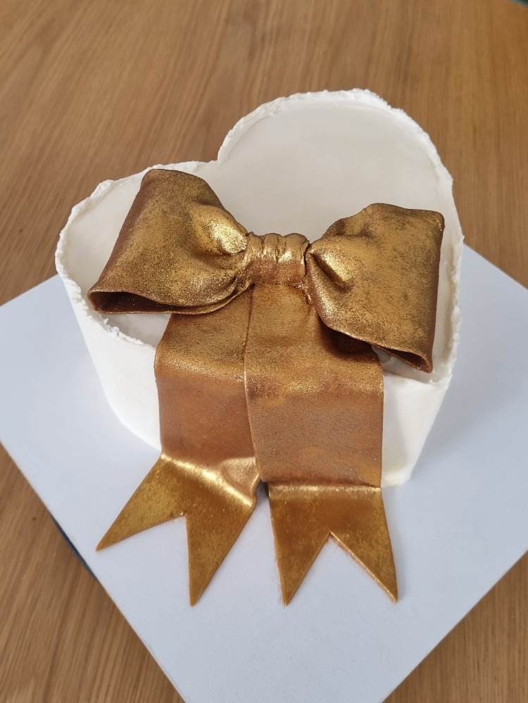 No.2 Gold Ribbon Fondant Heart Cake (Kurdele Süslemeli Kalp Pasta)