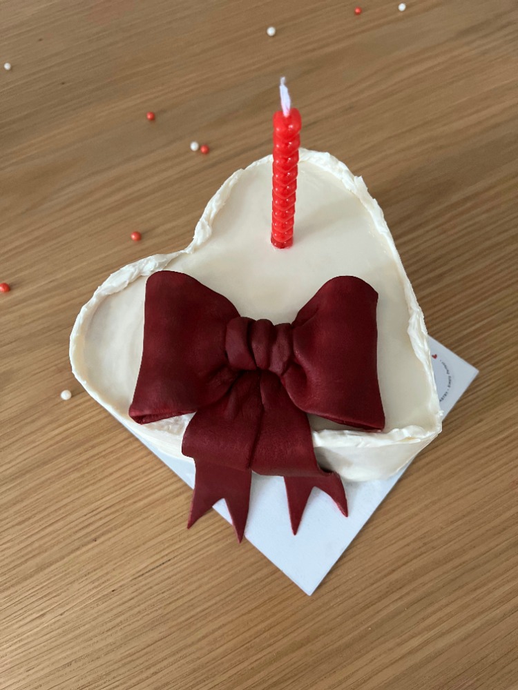 No.1 Deep Burgundy Ribbon Fondant Cake (Kurdele Süslemeli Kalp Pasta)