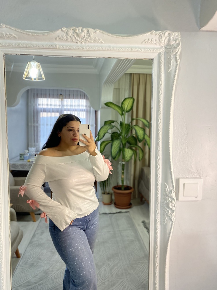 Beyaz Kurdale Detaylı Bluz