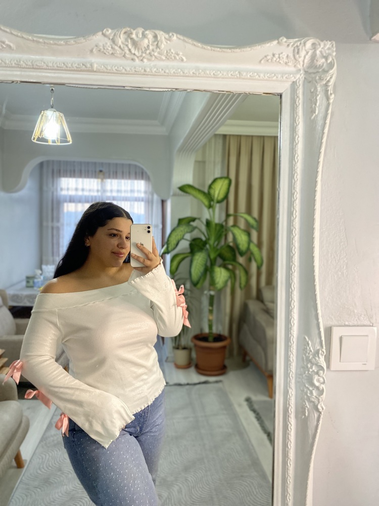Beyaz Kurdale Detaylı Bluz
