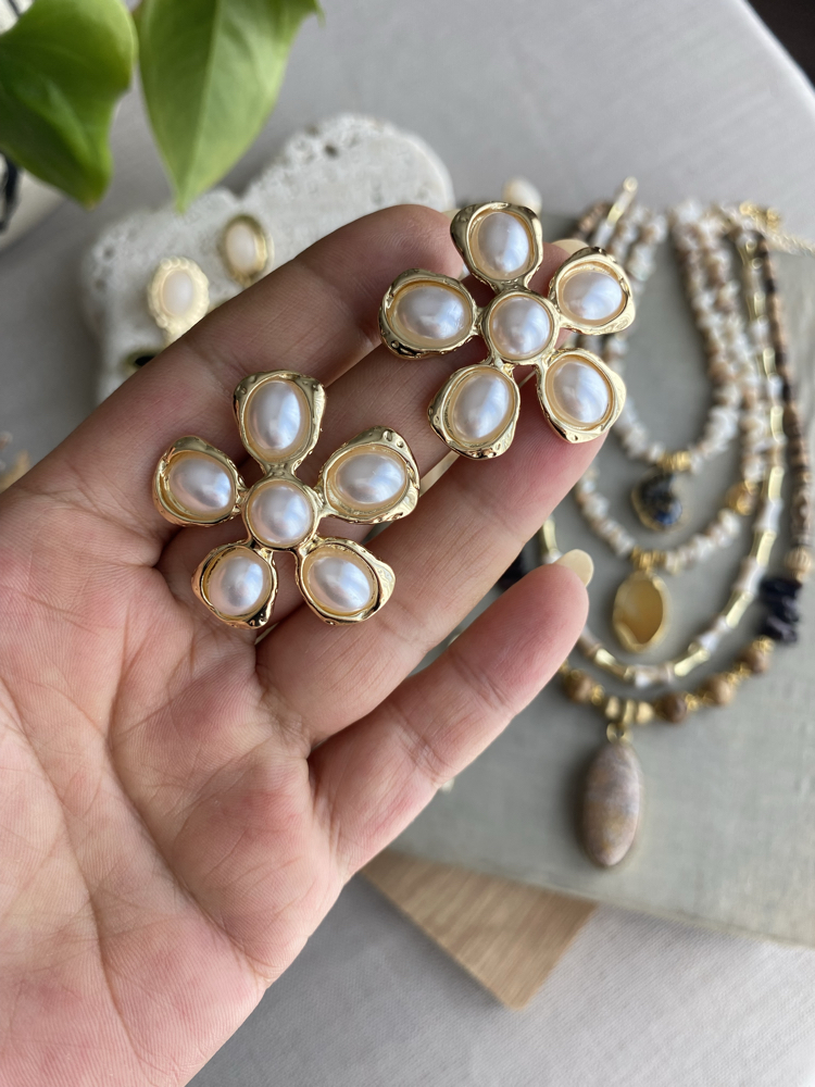 Barok İnci Detaylı Vintage Gold Çiçek Küpe