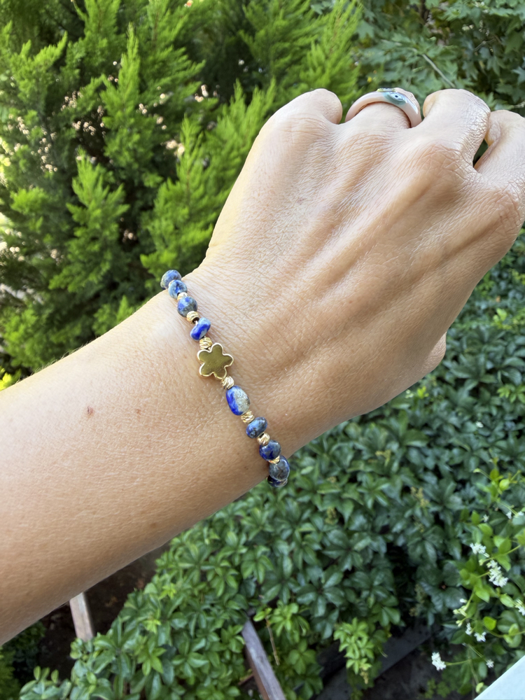 Sodalite Taşlı & Altın Kaplama Çiçek Detaylı Bileklik