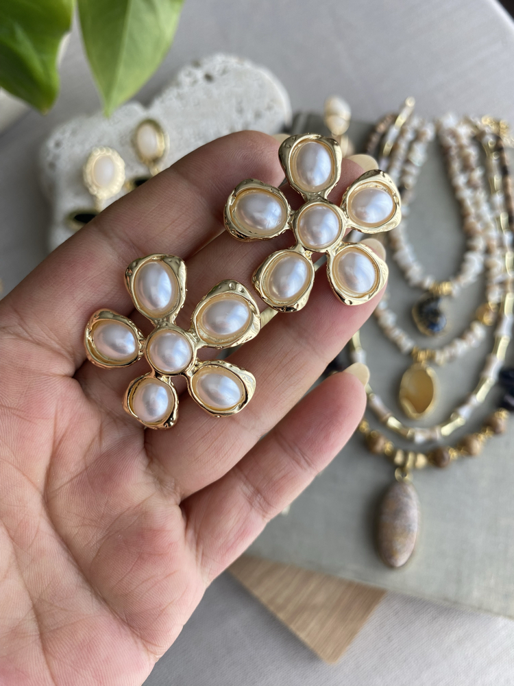 Barok İnci Detaylı Vintage Gold Çiçek Küpe