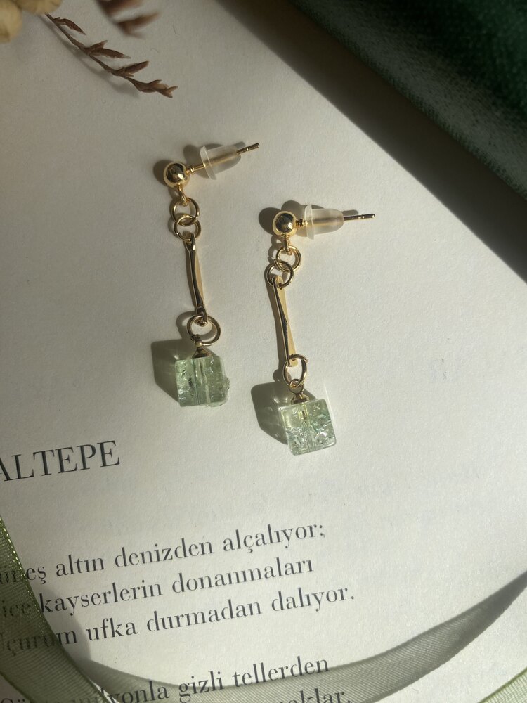 Yeşil Küp Boncuklu Altın Kaplama Küpe