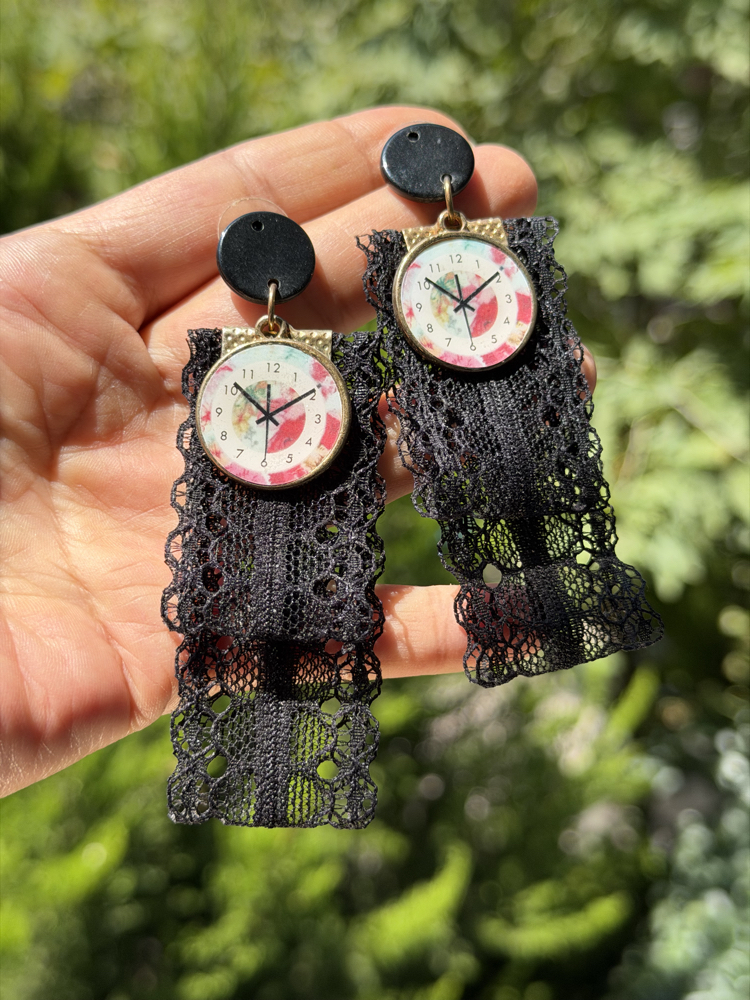 Vintage Saat Kadranı & Siyah Dantel Detaylı Sallantılı Bijuteri Küpe