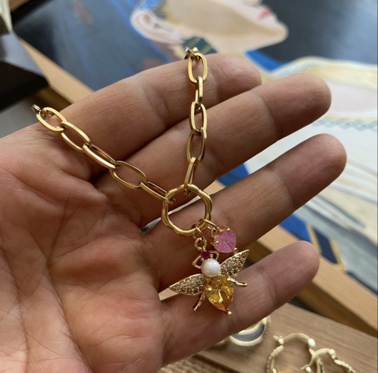 Gold Renk Çelik Ataş Zincir Arı Figürlü Charm Kolye