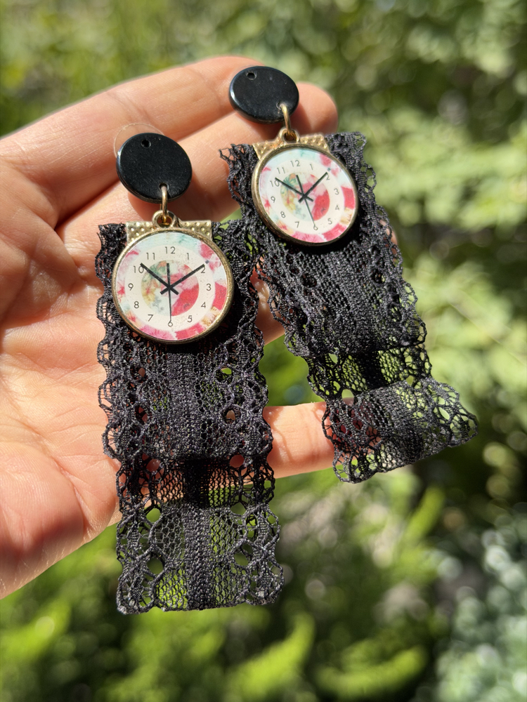 Vintage Saat Kadranı & Siyah Dantel Detaylı Sallantılı Bijuteri Küpe