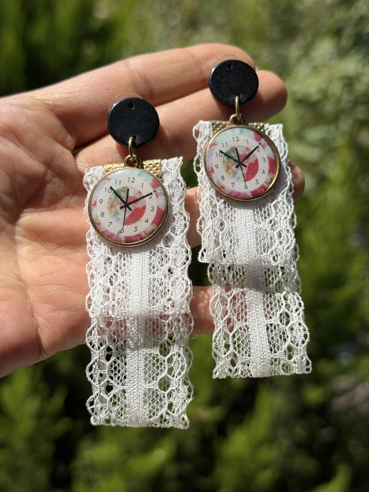 Vintage Saat Kadranı & Beyaz Dantel Detaylı Sallantılı Bijuteri Küpe