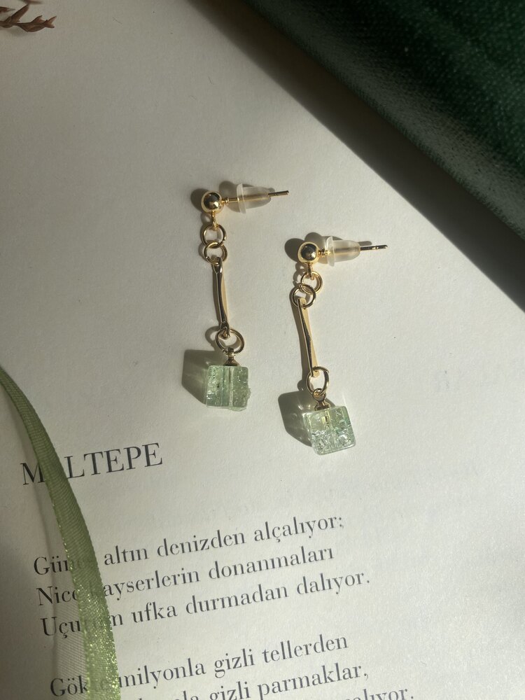 Yeşil Küp Boncuklu Altın Kaplama Küpe