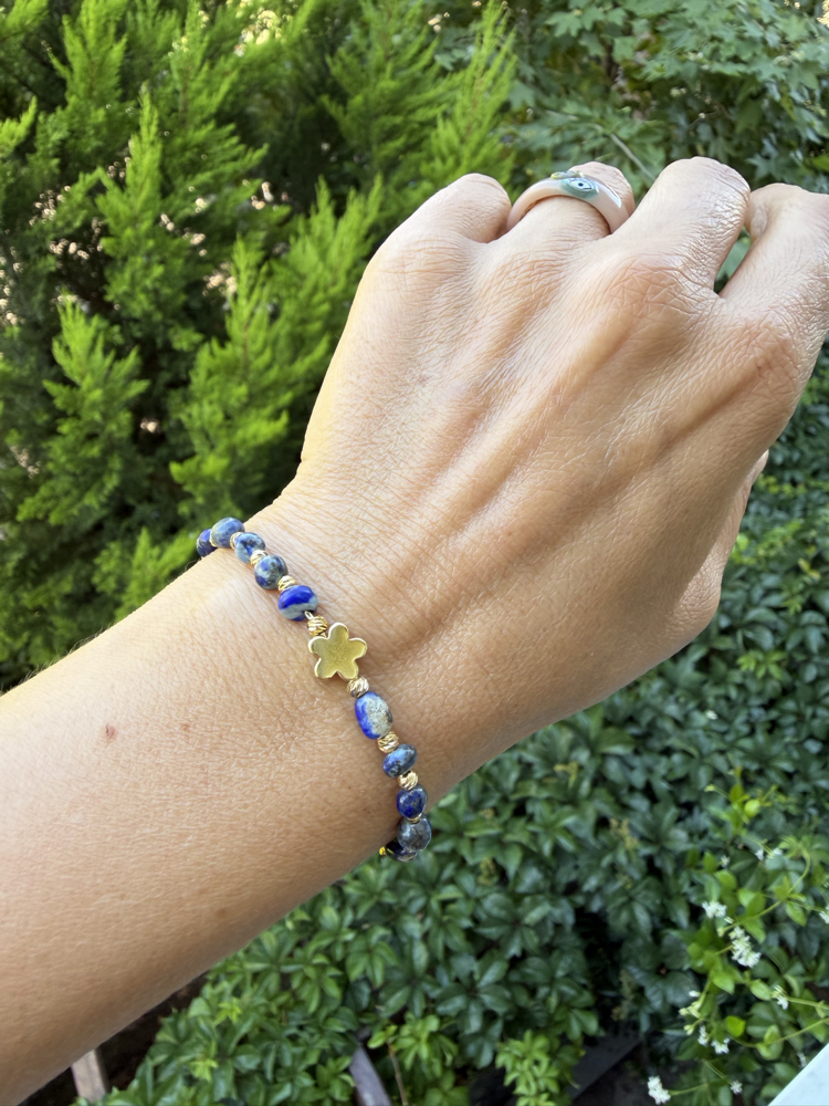Sodalite Taşlı & Altın Kaplama Çiçek Detaylı Bileklik