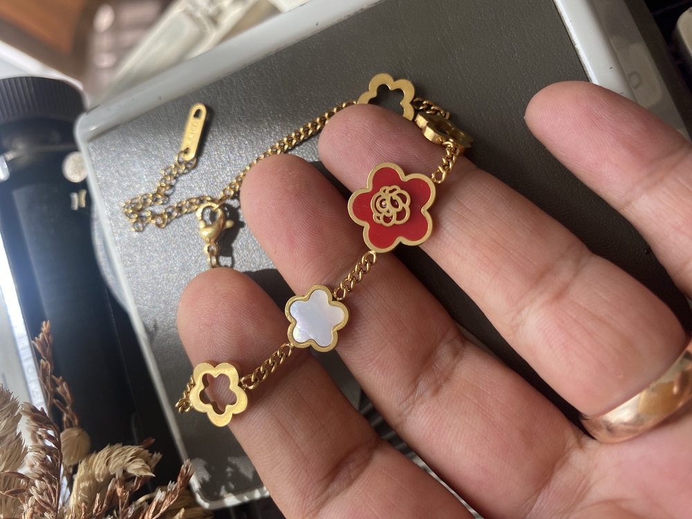 Kırmızı Çiçekli Çelik Bileklik