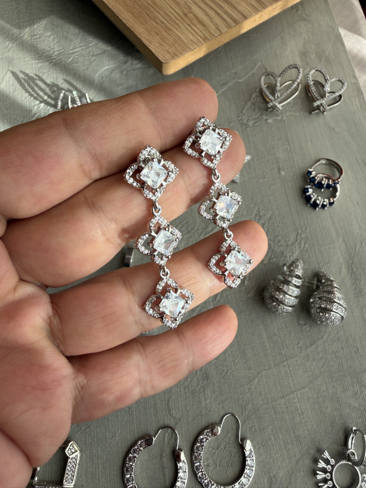 Zirkon Taşlı Üçlü Sallantılı Küpe 