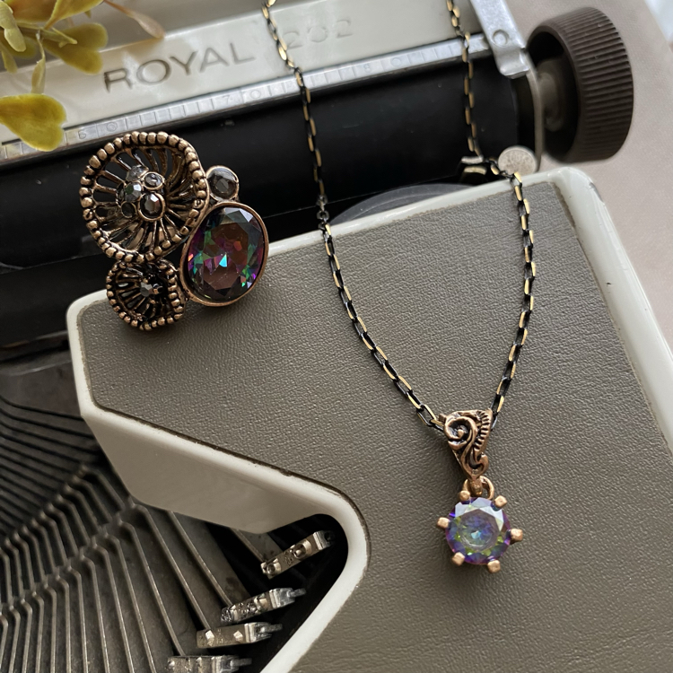 Markazit ve Topqz Taşlı Bronz Kolyeler…