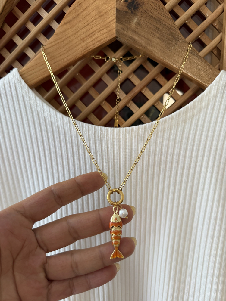 Çelik Mineli Balık ve İnci Charm Kolye
