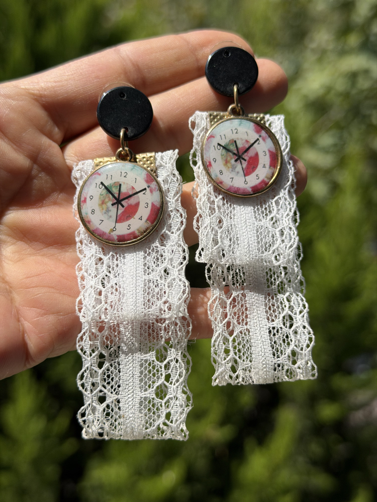 Vintage Saat Kadranı & Beyaz Dantel Detaylı Sallantılı Bijuteri Küpe